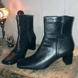 Women’s Nine West 8.5 black ankle boots missing piece under the heel of one.